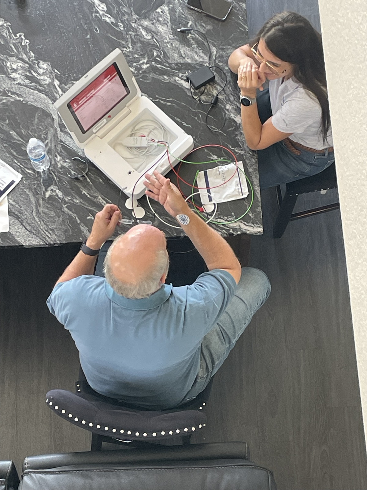 Participant and moderator in home-use style simulation with diagnostic device